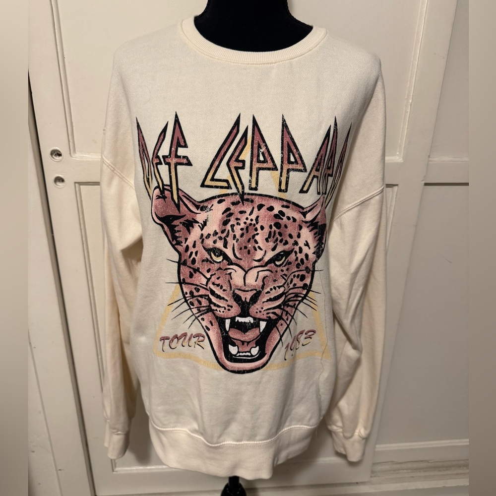 Def Leppard sweatshirt. Beige size small.